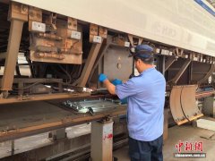 重庆动车“体检” 护航“五一”假期运输安全